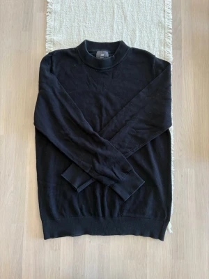 Herr svart sweatshirt med krage - Storlek S ifrån H&M. Skickas inom 48h kika in min profil för mer fina plagg. Skriv om ni har några frågor! ⚠️ lite dammig för den inte blivit använd.