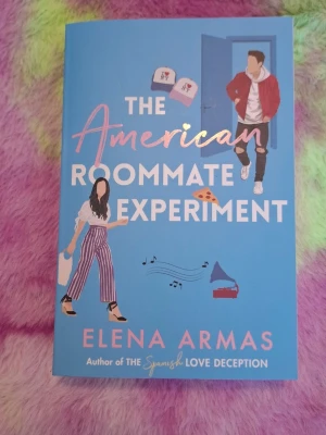 The American Roommate Experiment  - Elena Armas - 💙Säljer The American Roommate Experiment  av Elena Armas.  💙Helt oläst, endast stått i bokhyllan.   📦 Skickas snabbt 💬 Hör av dig om du har frågor!