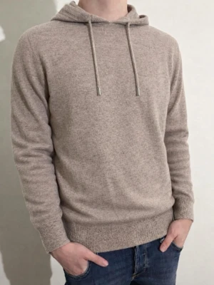 Kaschmir hoodie - Exklusiv och stilren Kaschmir hoodie i beige färg ✨ Perfekt för vår- och sommarsäsongen. Storlek XS, mycket sparsamt använd (max 3 gånger) och i utmärkt skick utan defekter. Kontakta mig gärna vid intresse eller frågor 😊