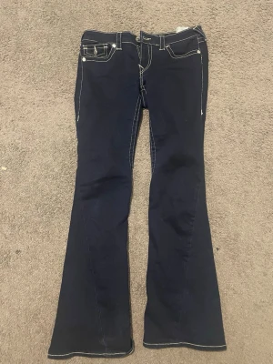 Mörkblå bootcut jeans True Religion - Mörk blå true religons joey,  28 passar jätte fint om man bär Storlek S/M Typ som storlek 37 HELT  NY ,Pris kan diskuteras