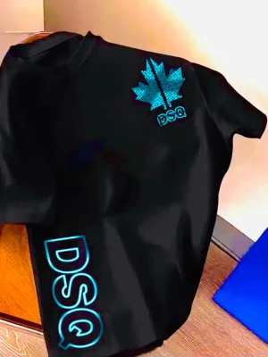 Svart t-shirt med blått helt nytt läs beskrivning  -  Säljer  min T-shirt som är helt nytt inte använd pågrund av att den var stor på mig och inte kunde lämna tillbaka. Den är verkligen jättesnygg den är exakt som bilden med fina ljusblå dekor på dsq m size! 
