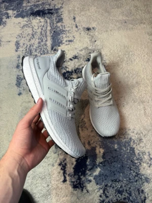 Grå adidas ultraboost - -