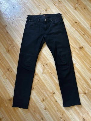 Svarta Lee West jeans med rak passform  - Säljer ett par svarta jeans från Lee modellen west i storlek 32,34. Inte så mycket använda. 