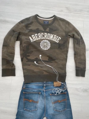 Camo sweatshirt från Abercrombie - Cool camouflagemönstrad sweatshirt från Abercrombie & Fitch. Passar även som storleken S. Säljs på grund av att den inte används längre.