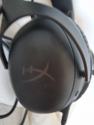 HyperX svarta gaminghörlurar - Säljer ett par svarta over-ear gaminghörlurar från HyperX med mjuka öronkuddar i konstläder och robust metallbåge. Perfekta för gaming med sin bekväma passform och tydliga ljud. Sladdanslutning för stabil uppkoppling.