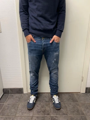 Jack&Jones jeans - Feta jeans från Jack&Jones. Mycket bra skick. Modell: Slim/Glenn. Modellen är 173cm, 64kg. Pris kan diskuteras!!