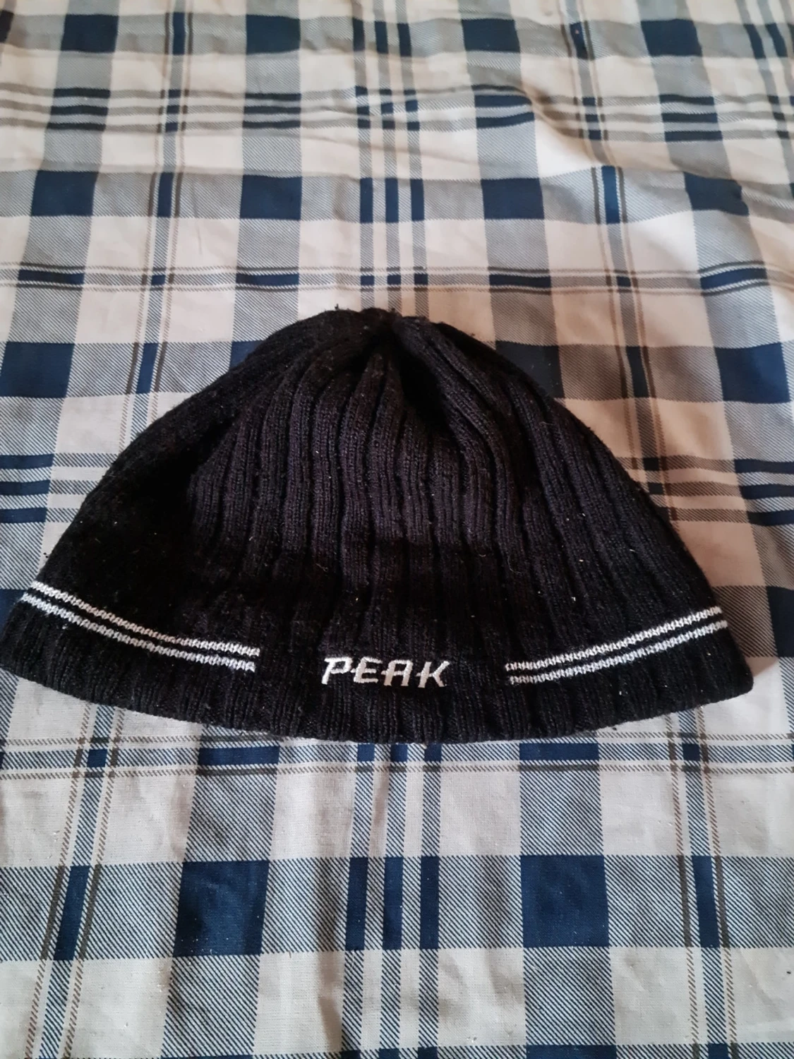 Svart ribbstickad mössa Peak
