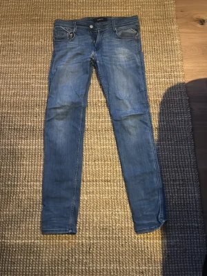 Blå skinny jeans från Replay - Snygga blå skinny jeans från Replay. Storlek 30/32. Finns slitningar runt högra fickan och mellan benen. Slitningarna går att laga själv om man skulle vilja det! 