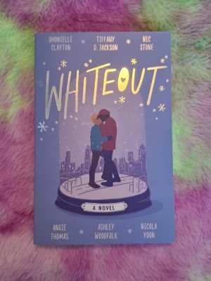 Whiteout - 🩵Säljer WHITEOUT, en bok skriven av flera populära författare, bland annat Nicola Yoon, Angie Thomas, Dhonielle Clayton, Tiffany D. Jackson och Nic Stone.   🩵Helt oläst, endast stått i bokhyllan.   📦 Skickas snabbt 💬 Hör av dig om du har frågor!
