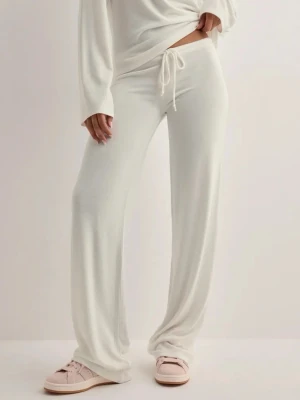 My chill pants vita nelly - Vita byxor från Nelly storlek S🫰 använda typ 3 eller 2 gånger🫶 köpte för 400kr
