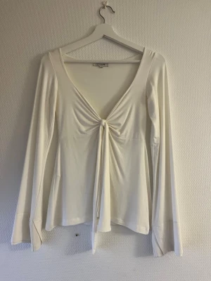 Vit långärmad topp med knyt - En jättefin topp med knytning framtill från Design by si. I storlek xs/s. Knappt använd så i jättebra skick🤍