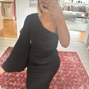 Superfin balklänning - Säljer denna superfina balklänning från oh hello clothing. Den är endast testad på och har prislapp kvar🌸
