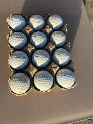 Titleist Pro V1 / V1x. B/C/övningsklass mix - Titleist Pro v1 / v1x. B/C/ övningsboll klass.         12-pack! Vissa bollar har märken som knappt syns medans bollar med ”större” märken kan förekomma! Fortfarande fullt spelbara! För dig som vill ha Pro v1:or till riktigt bra pris bara sämre skick! Hör av dig vid ev frågor!👊
