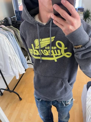Limited edition vintage 2000s SuperDry hoodie - Säljer nu denna sjukt snygga Vintage 2000s SuperDry hoodie! Passar till allt och har en perfekt passform. Säljs ej längre i butik och är ur en limiterad upplaga, därav mycket eftertraktad😊 Skriv vid funderingar 🤝
