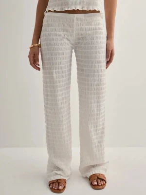  Nelly Structure Pants - Vita linne byxor från Nelly, storlek xs🩷innebenslängd 75 cm! Lite bruna längst ner och en liten röd prick nästan längst ner på byxorna också så det är absolut inget man tänker på