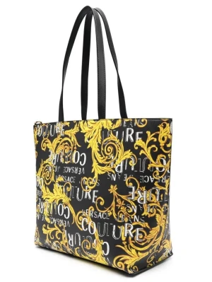 Versace Jeans Couture shoppingväska - Snygg shoppingväska från Versace Jeans Couture i svart med gult barockmönster och vita logotexter. Väskan har två svarta axelband och rymlig rektangulär form. Tillverkad i slitstarkt material som ger en lyxig känsla och sticker ut i mängden.