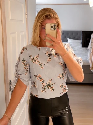 Blommig blus med knytärmar - Ljusblå topp med knytning vit axlarna, nyskick!⭐️
