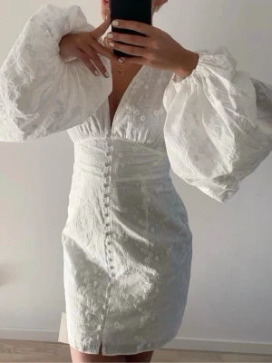 Florence dress - Adoore  - Ingen idé att diskutera pris. Säljer min superfina Florence Adoore klänning i storlek 32. Använd 1 gång på min student Nypris - 1495 kr