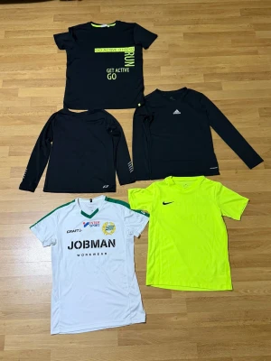 Träningspaket i mycket bra skick! - 5 träningsplagg i mycket bra skick, perfekta för fotboll, gym, löpning eller annan träning.  Innehåller: - Adidas underställ – storlek 152 - PRO Touch underställ – storlek 134/140 - Nike träningströja – M (Nike Barn, 137–147 cm) - Hammarby fotbollströja – storlek 158/164 - Svart träningströja med grön text – storlek 158/164  Pris: 299 kr för hela paketet. 🏷️ Rabatt vid köp av flera plagg!
