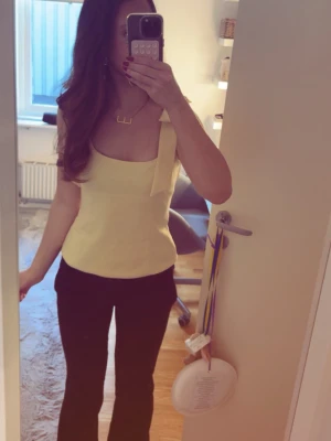 Gul topp från Zara🩷 - Snygg gul linnetopp med breda axelband och en dekorativ rosett på axlarna. Toppen har en figurnära passform och är perfekt för varma dagar. Enkel och stilren design som passar till mycket. Använd några enstaka gånger och har inga tecken på användning så i superfint skick!💕💕