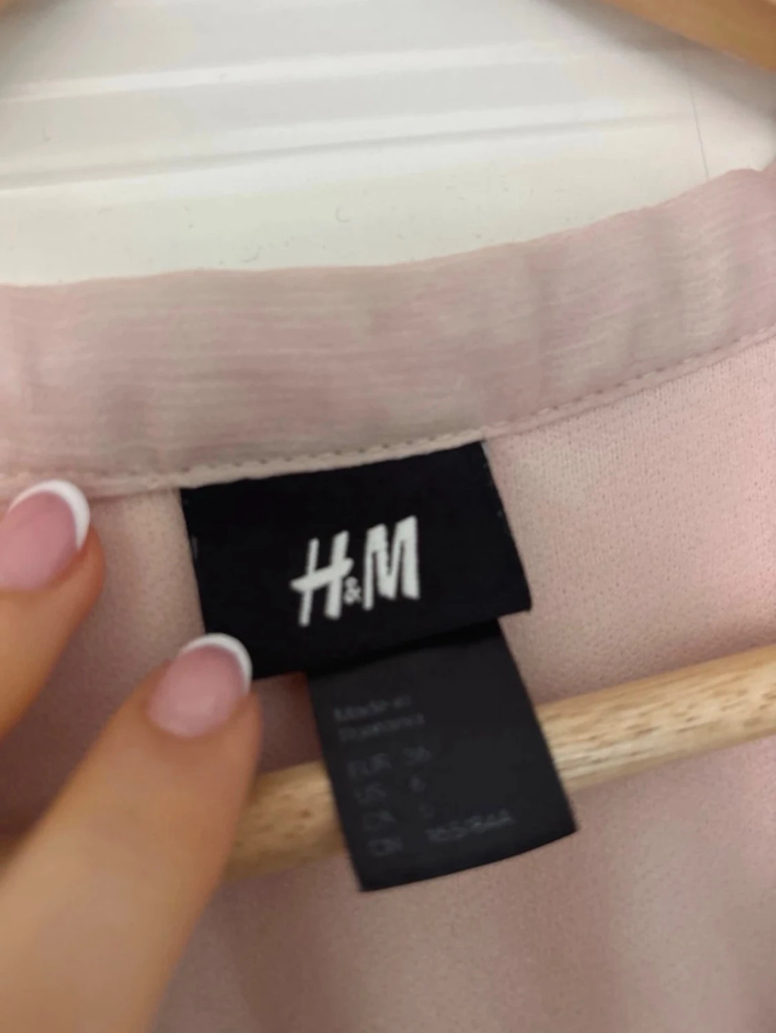 Ljusrosa blus med volang från H&M - 1