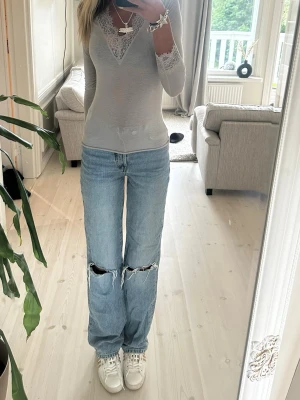 Ljusblå raka jeans med slitningar - Säljer ett par ljusblå raka jeans med stora slitningar vid knäna. Jeansen är high waist regular wide size 24 lenght 32🥰