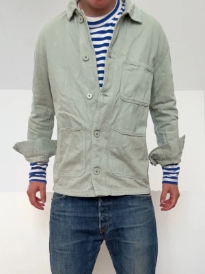 Ljusolivgrön Overshirt  - Ljusolivgrön Overshirt i strl M men sitter som en S! Bra skick utan nåra defekter och hör gärna av er vid frågor elr funderingar!!