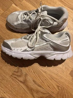 Nike Sneakers Modell V5 super fint använd skick strl 37.5 - Knappt använda Nike Sneakers Modell V5                                   Ordinariepris 1099kr 