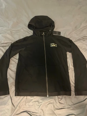 Svart zip hoodie från armani  - Säljer denna zip hoodie från armani i storlek s. Helt oanvänd med prislapp kvar. Säljer då den inte kommer till användning. 