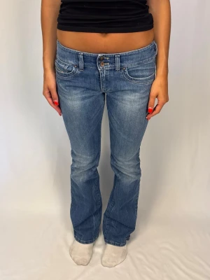 Superfina lågmidjade jeans - Såå fina lågmidjade jeans från Diesel | Storlek 29/32 | Perfekt skick! | Jag är 168cm lång och väger 60kg | Mått: Ytterbenslängd: 103cm. Midjebredd: 40cm. Lårbredd: 26cm. Fotöppning: 24cm. Kontakta mig vid fler frågor eller funderingar!🩷