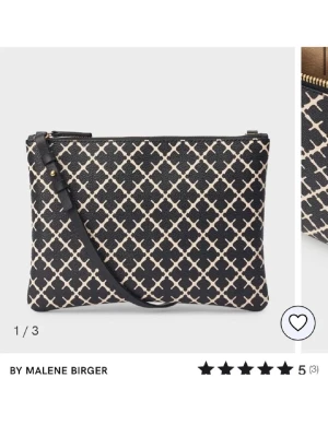 Svart axelväska By Malene Birger - Snygg svart axelväska från By Malene Birger med vitt grafiskt mönster. Väskan har en avlång, rektangulär form och justerbar axelrem i svart. Tillverkad i tåligt konstläder med guldfärgade detaljer vid remmen. Perfekt för dig som gillar stilrena accessoarer.