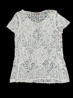 Vit spetstopp med blommönster - Superfin vit topp i spets med stora blommiga broderier. Toppen är kortärmad och har en rund halsringning. Märke: Myse. Storlek saknas men ca storlek S. På sista bilden har jag ett vitt linne under toppen.
