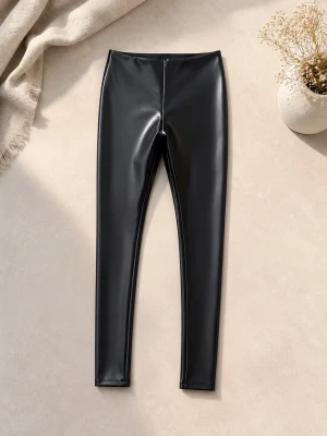 Svarta leggings i fuskskinn Divided - Snygga svarta leggings i fuskskinn från Divided. De har hög midja och en tight passform som ger en cool look. Perfekta att matcha med oversized tröjor eller crop tops för en trendig stil.