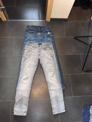 3-pack Jack&Jones jeans, 29/30 - Säljer tre par jeans i olika tvättar: ett par ljusgrå, ett par mellanblå och ett par mörkblå. Jeansen tillsammans kostar ungefär 2700. Mitt pris 899 för alla tre. Storlek 29/30.