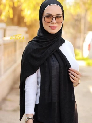 Svart hijab i ribbat tyg - Stilren svart hijab i ribbat, lättviktigt tyg som ger ett snyggt fall. Perfekt att styla till olika outfits och enkel att svepa runt huvudet. Passar dig som vill ha en klassisk och tidlös look.