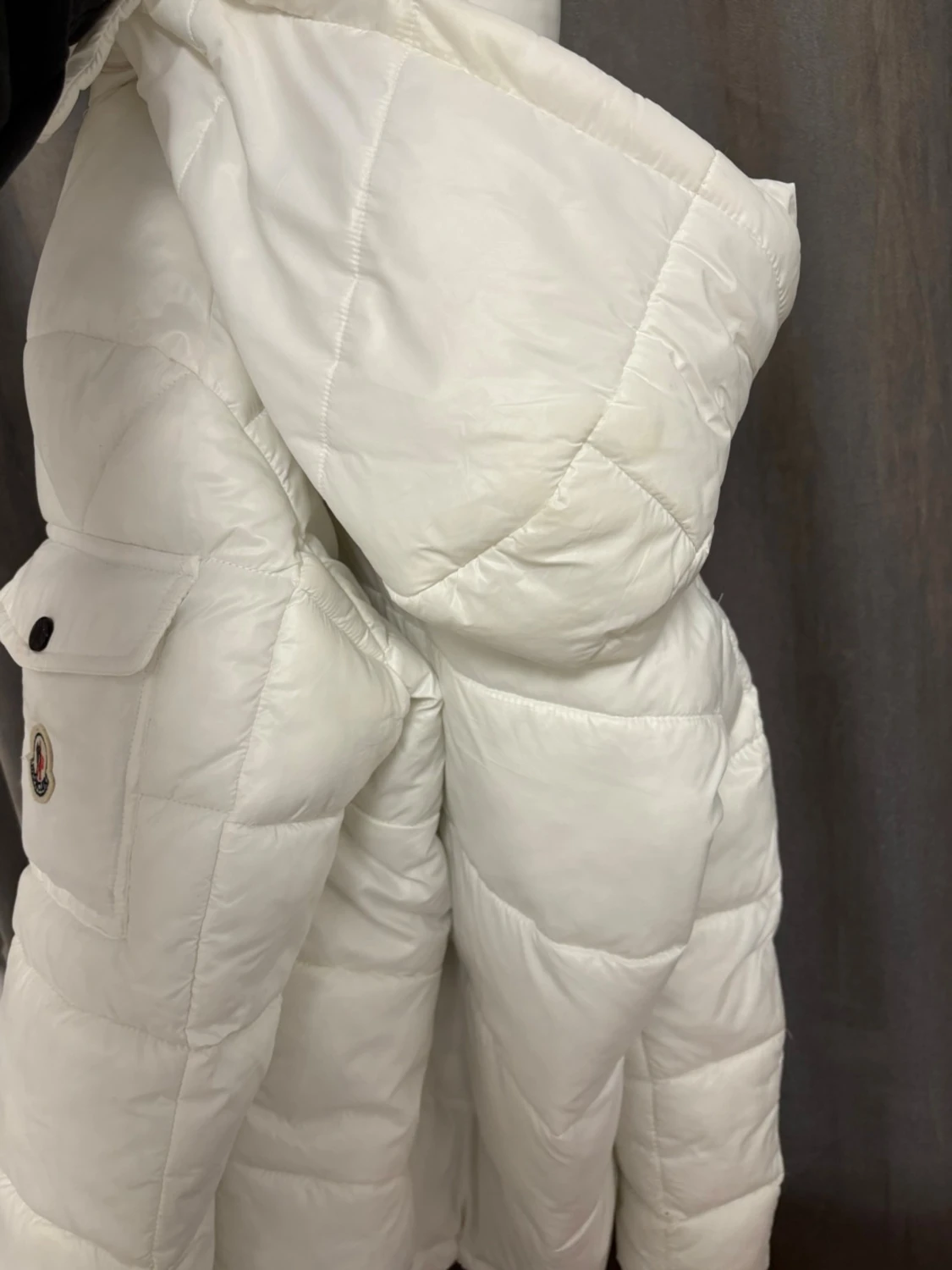 Vit dunjacka från Moncler med huva - 1