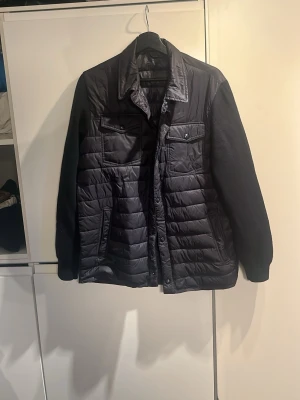 Mörkblå cardigan - Mörkblå Massimo dutti cardigan! Den har två bröstfickor med knappar och klassisk krage. Perfekt för kyligare dagar och enkel att matcha med olika outfits.