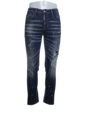 Mörkblå distressed jeans Dsquared2 - Säljer ett par mörkblå jeans från Dsquared2 med slitningar, färgstänk och en skinny fit. Jeansen har klassisk femficksmodell, dragkedjegylf och coola detaljer som ger en edgy look. Perfekta för dig som gillar streetstyle och vill sticka ut.                                              Den är lite smutsig men det går och tvätta de, den är lite sliten men den är nästan osynlig.