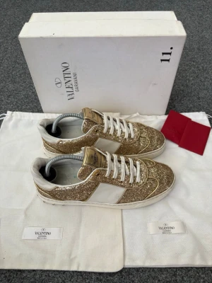 Valentino flycrews  - Valentino flycrew | Storlek 39 | Alla nitar är kvar | Endast 1199:- | Tillbehör: Låda, dustbag, kort | Tveka inte att höra av dig vid frågor | ladoelgato.resell