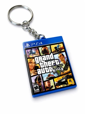 Nyckelring Grand Theft Auto V PS4 - Säljer en unik nyckelring formad som ett PS4-spelcase för Grand Theft Auto V. Färgglad framsida med ikoniskt omslag och detaljerad baksida. Tillverkad i plast och metall med en klassisk nyckelringskedja. Perfekt för dig som älskar gaming och vill ha något personligt till nycklarna.