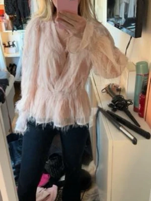 Ljusrosa fluffig blus med v-ringning - Trendig ljusrosa blus med v-ringning och långärmad design, lite glittrig 🥰