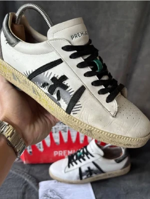 Vita Premiata sneakers med svart detalj - Säljer nu mina premiatas  nypris 2800kr men säljer för 750 har nån liten defekt men har fixat det mesta och gjort rent. Säljer för de inte passar mig längre. PRIS EJ HUGGIT I STEN💯