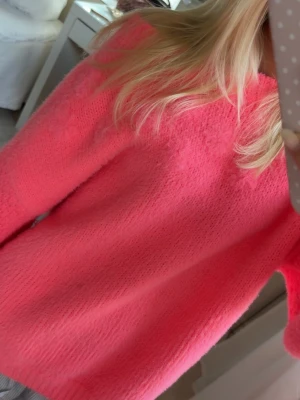 Rosa stickad tröja - Säljer en corallrosa stickad tröja ifrån hunkqn. Tröjan sticks inget och är väldigt bra skick. Pris kan diskuteras vid snabb affär.