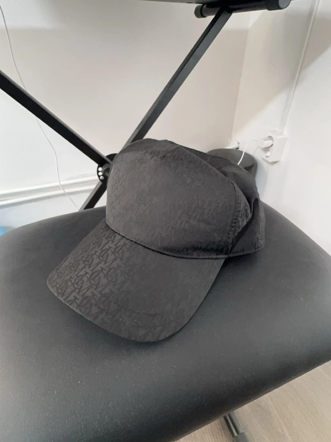 Svart keps med diskret mönster - 1