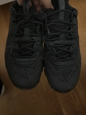 Nike react - Säljer begagnad nike react helt svart storlek 40 pris kan diskuteras den har en hål vid sidan man ser på bilden säljer för vill ej ha den