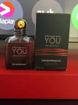Stronger With You Absolutely  - Två exklusiva parfymer från Emporio Armani: Stronger With You Parfum och Stronger With You Absolutely. Båda kommer i eleganta, mörkbruna glasflaskor med silverfärgade detaljer och matchande svarta förpackningar. Flaskorna rymmer 50 ml och har en stilren, modern design. kvar Köpt från kicks