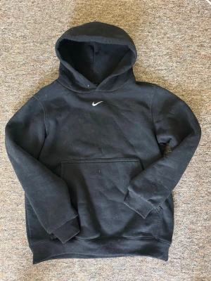 Nike Hoodie - Riktigt skön hoodie från Nike. Den ligger bara hemma och samlar damm. Storlek L men de känns som M. Hör av dig vid något 👍 