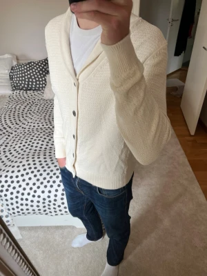 Krämvit stickad kofta med knappar från Massimo Dutti - Säljer en krämvit stickad kofta från Massimo Dutti. Cardiganen är i nyskick utan några tecken på användning ✌🏼——————————————————————————                                                                      📐| Storlek: M                                                           👖| Märke: Massimo Dutti                                      🔎| Skick: 9.7/10                                                     ✍🏻| Skriv om du har några frågor