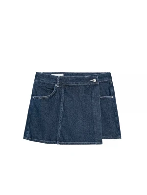 Mörkblå denimskort med fickor - Trendigt mörkblått denimskort med klassisk femficksdesign och knappstängning fram. Skorten har en rak passform och cool wrap-look framtill. Perfekt för dig som gillar en avslappnad men ändå stilsäker vibe.