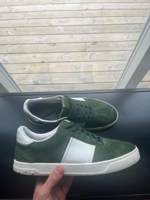 Valentino flycrews - Valentino flycrews! Storlek 43. Inga tillbehör bara skorna. Sällsynt färg. Pris 1999kr! 3 nitar av! Hör av vid frågor. Priset är diskuterbart